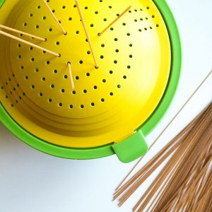 Infilare gli spaghetti nel colapasta - ghiotto e Pastrocchio