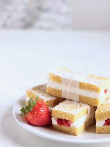 Hot milk sponge cake con crema e fragole